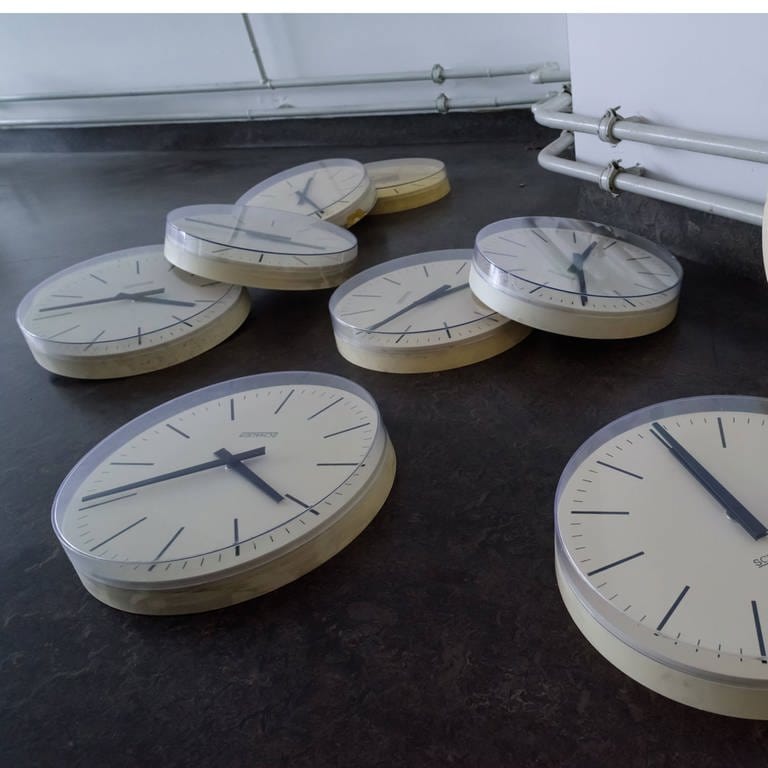 Uhren auf dem Fussboden (Foto: IMAGO, MAGO/viennaslide)