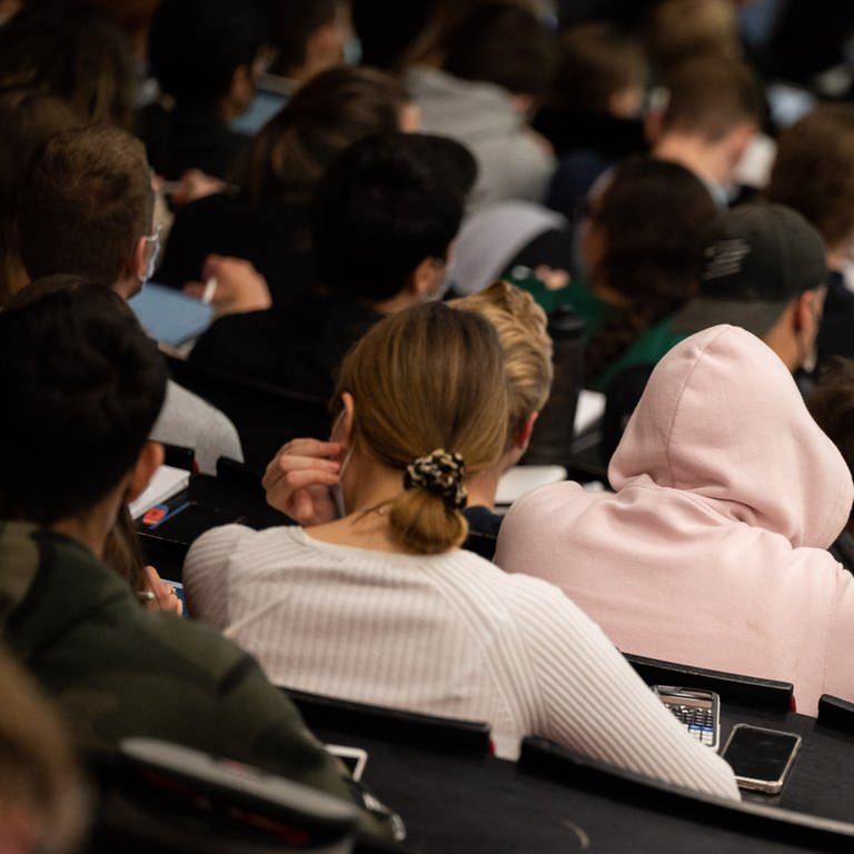 Studenten sitzen in der Vorlesung Mathematik für die Erstsemester des Bachelors Wirtschaftswissenschaften im Audimax in der Universität Hannover. 