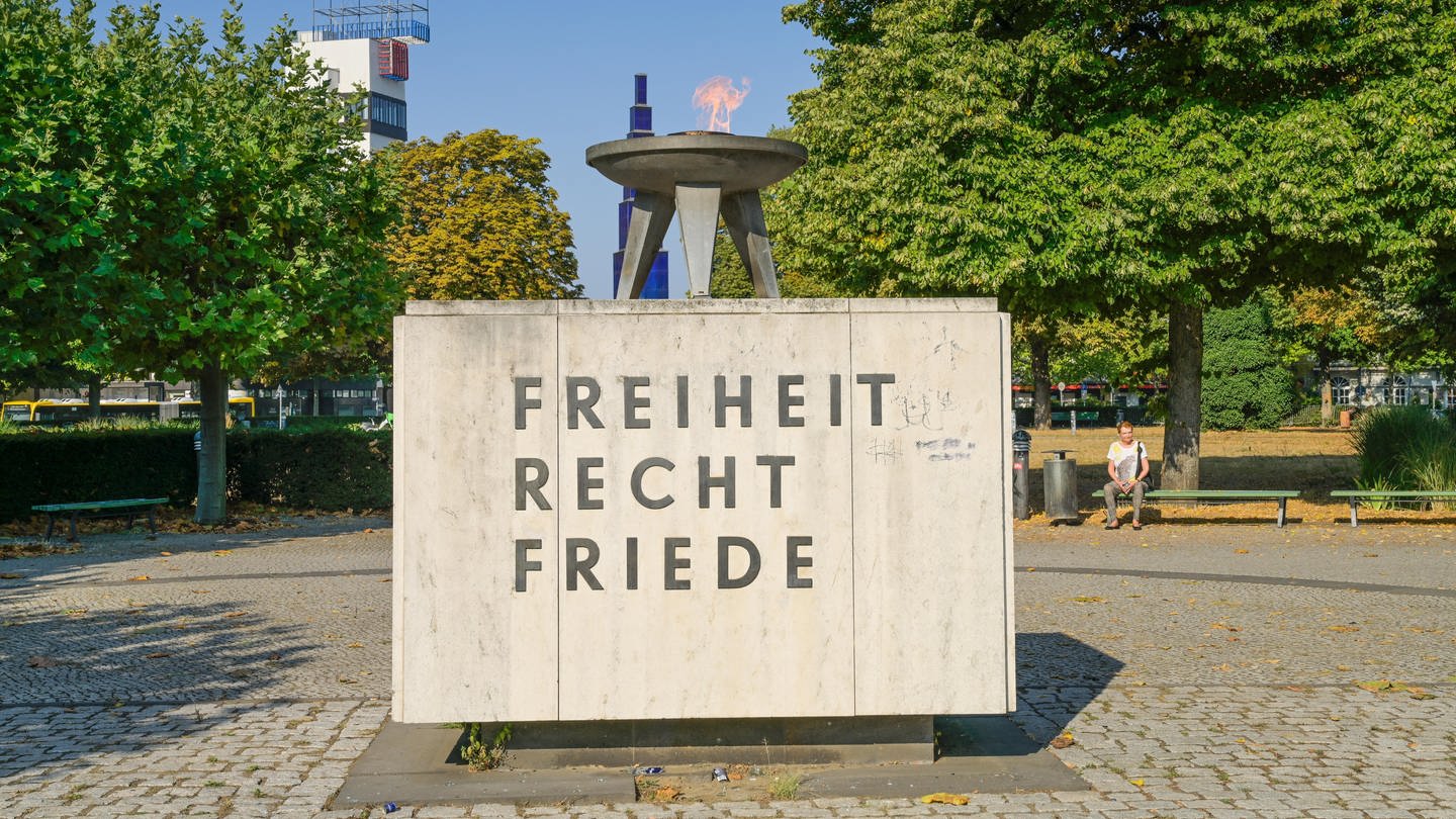 Ewige Flamme, Denkmal gegen Vertreibung, Theodor-Heuss-Platz, Westend, Charlottenburg, Berlin (Foto: picture-alliance / Reportdienste, picture alliance / imageBROKER | Schoening)