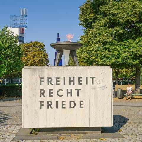 Ewige Flamme, Denkmal gegen Vertreibung, Theodor-Heuss-Platz, Westend, Charlottenburg, Berlin
