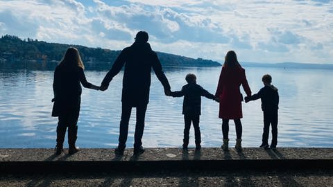 Eine fünf-köpfige Familie blickt auf den Ammersee. (Foto: picture-alliance / Reportdienste, picture alliance/dpa/dpa-Zentralbild | Annette Riedl)