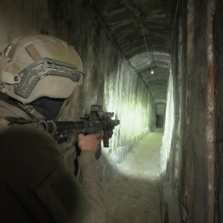 Israelische Soldaten zeigen den Medien einen unterirdischen Tunnel, (Foto: picture-alliance / Reportdienste, dpa Bildfunk, picture alliance/dpa/AP | Victor R. Caivano)