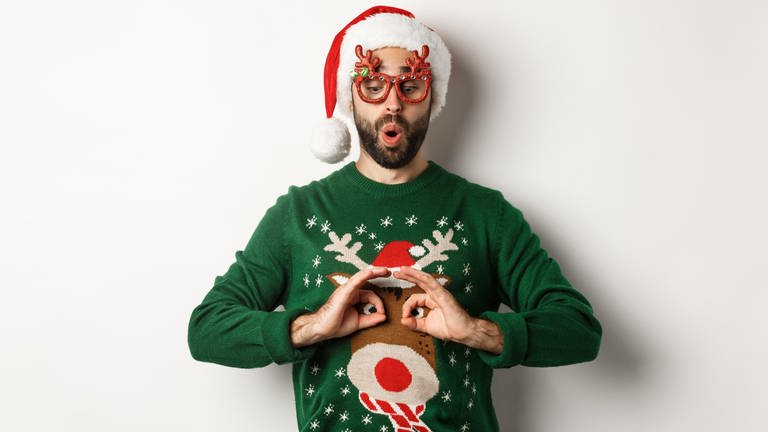 Ein Mann in einem hässlichen Weihnachtspullover (Foto: picture-alliance / Reportdienste, picture alliance / Zoonar)