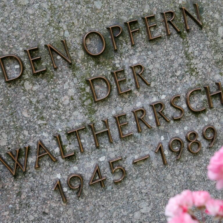 Inschrift an einem Urnenfeld auf dem Leipziger Südfriedhof: Hier wurden die Opfer der letzten zentralen Hinrichtungsstätte der ehemaligen DDR (1949-1990) anonym beigesetzt. 