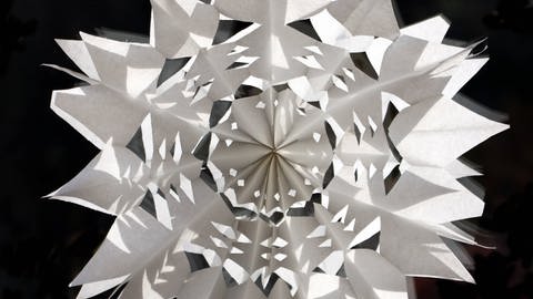 Basteln für Weihnachten: Papierstern (Foto: IMAGO, IMAGO / Zoonar)
