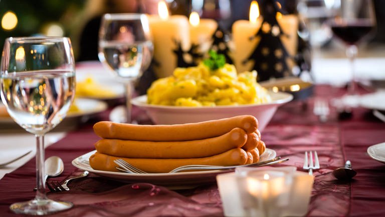 Kartoffelsalat und Würstchen auf der Weihnachtstafel (Foto: IMAGO, IMAGO / Panthermedia)