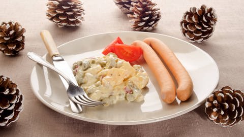 Kartoffelsalat und Würstchen auf der Weihnachtstafel (Foto: IMAGO, IMAGO / Shotshop)
