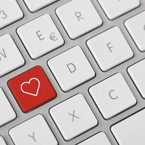 Close up of pc keyboard with heart key (Foto: IMAGO, IMAGO / Westend61)