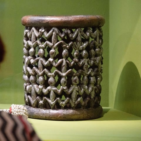 Ein Thronhocker vom Hofe des Königreichs Nso ist in der Ausstellung „Ozeanien - Kontinent der Inseln“ in einer Vitrine im Linden-Museum zu sehen.