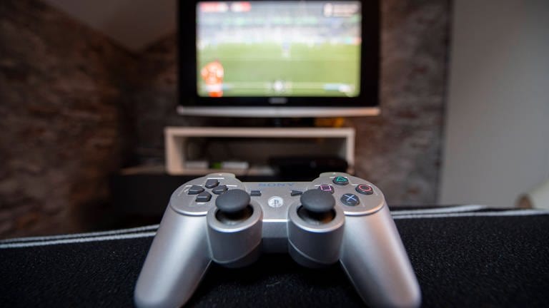 Ein Fußball-Spiel wird auf der Playstation gespielt (Foto: IMAGO, IMAGO/Kirchner-Medien/Wedel)