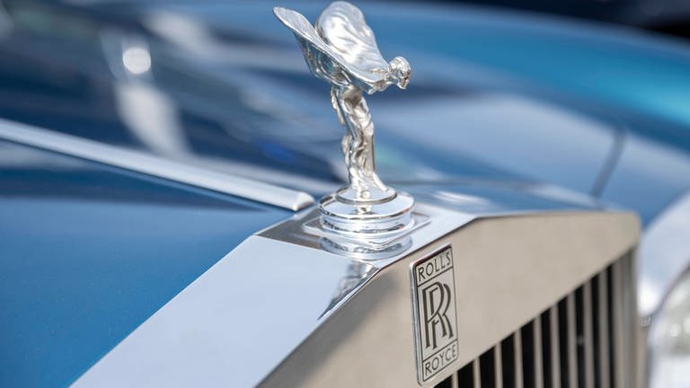 Markenemblem vom Britischen Automobilhersteller Rolls Royce mit der Kühlerfigur The Spirit of Ecstasy (Foto: IMAGO, IMAGO / imagebroker)