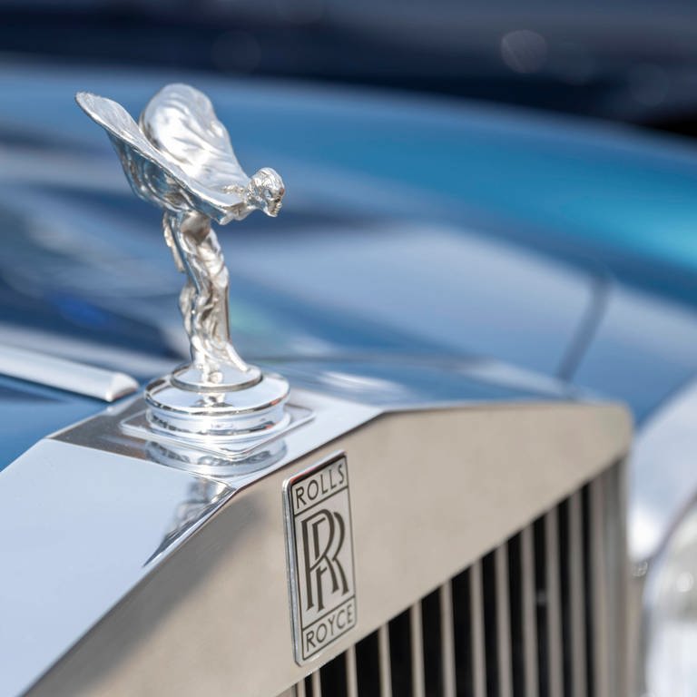 Markenemblem vom Britischen Automobilhersteller Rolls Royce mit der Kühlerfigur The Spirit of Ecstasy