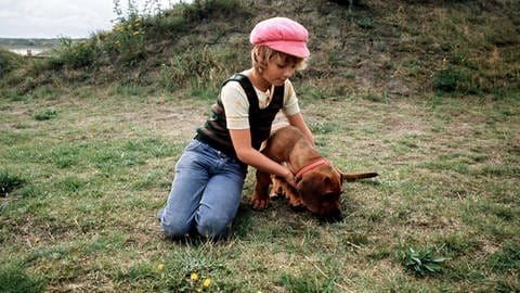 Matthias Brandt als kleiner Junge auf Sylt mit einem Hund
