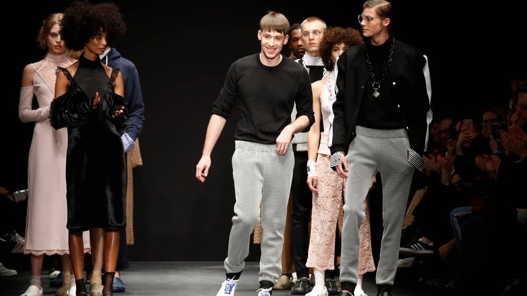 Kilian Kerner mit Models auf dem Catwalk bei der KXXK by Kilian Kerner Fashion Show im Rahmen der Berlin Fashion Week im E-Werk in Berlin. 2019 (Foto: IMAGO, imago images/Eventpress)