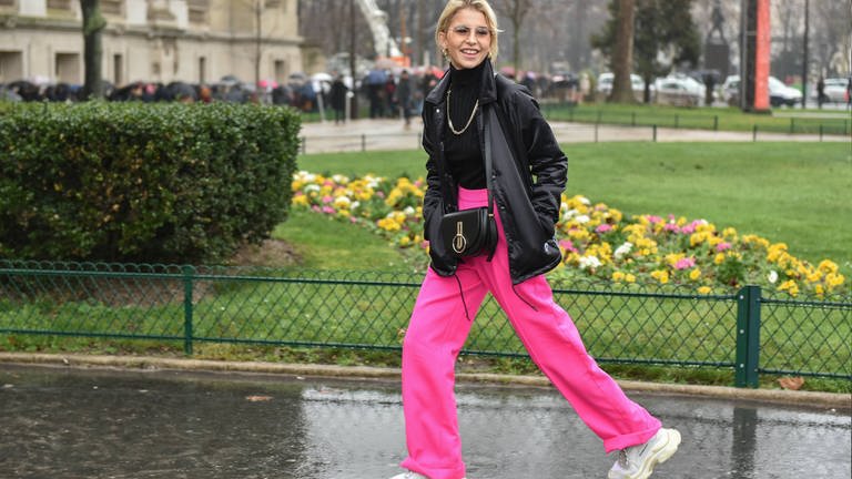 Influencerin Caro Daur mit einer pinken Jogginghose  (Foto: IMAGO, imago/Runway Manhattan/Celine Gaille)