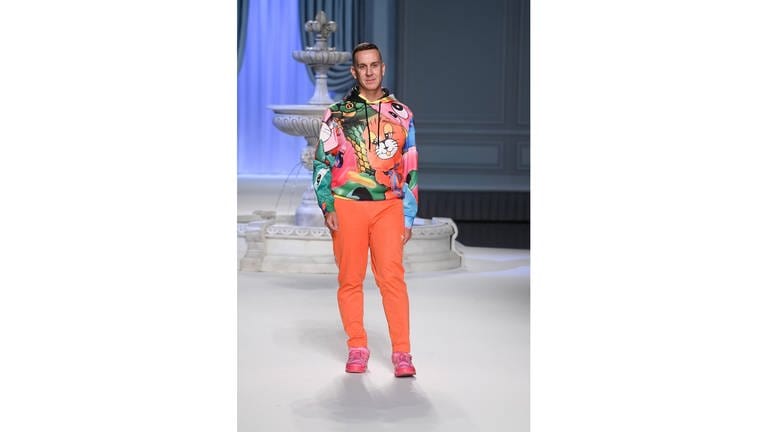 Moschino-Creative-Direktor Jeremy Scott bei der Mailänder Fashion Week (Foto: IMAGO, IMAGO / VCG)