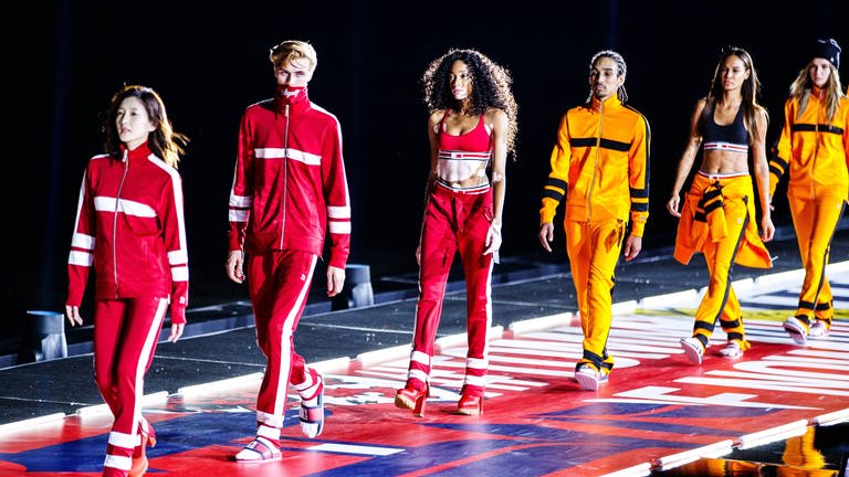 Actress Maggie Jiang Shuying (L1) and Canadian model Winnie Harlow (L3) walk the runway during Tommy Hilfiger Tommynow Icons Fall 2018 Runway Show at Shanghai Port International Cruise Terminal on September 4, 2018 in Shanghai, China. (Foto: IMAGO, IMAGO / VCG)