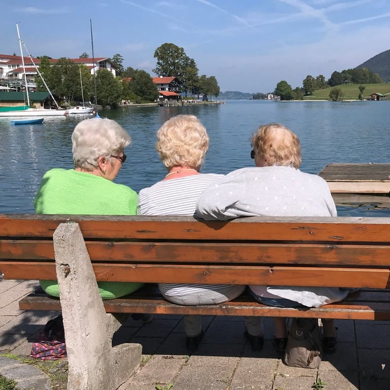 Rentner sitzen an einem sonnigen Tag auf einer Bank und geniessen den Blick auf den Tegernsee in Rottach Egern. (Foto: picture-alliance / Reportdienste, picture alliance / SvenSimon | FrankHoermann/SVEN SIMON)