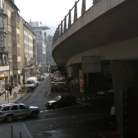 Paulinenbrücke - Hochstraße in der Innenstadt von Stuttgart. Archvifoto. (Foto: IMAGO, Horst Rudel)