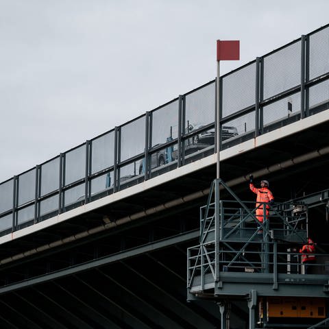 Zwei Brückenprüfer bei der Arbeit. Symbolfoto (Foto: IMAGO, Funke Foto Services)