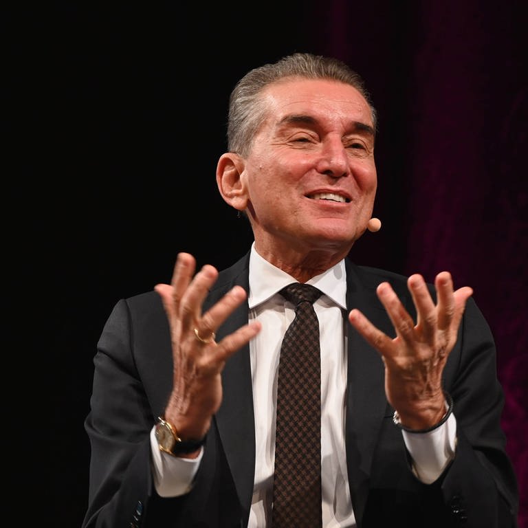 Publizist und Moderator Michel Friedman auf der Bühne der Lit Cologne spezial (Foto: IMAGO, IMAGO / Horst Galuschka)