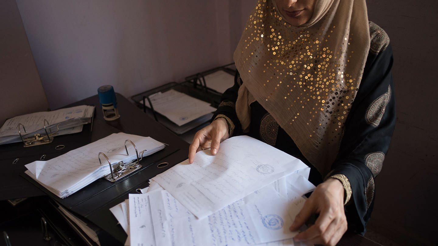 Amal im Büro für soziale Gerechtigkeit in Rakka, Nordsyrien