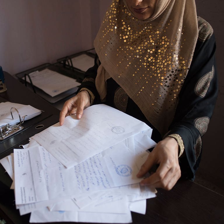 Amal im Büro für soziale Gerechtigkeit in Rakka, Nordsyrien (Foto: Daniela Sala)