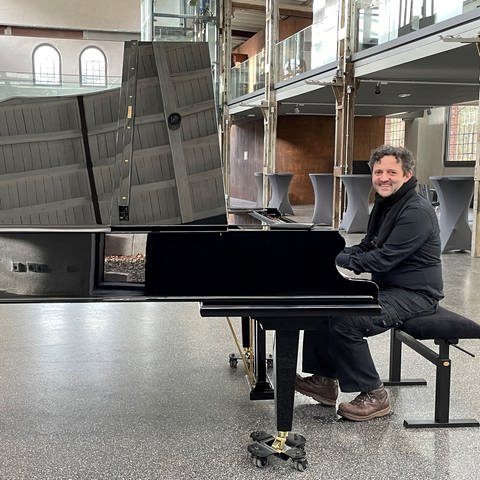 Björn Rodday am Klavier in der Kruppschen Halle (Foto: SWR)