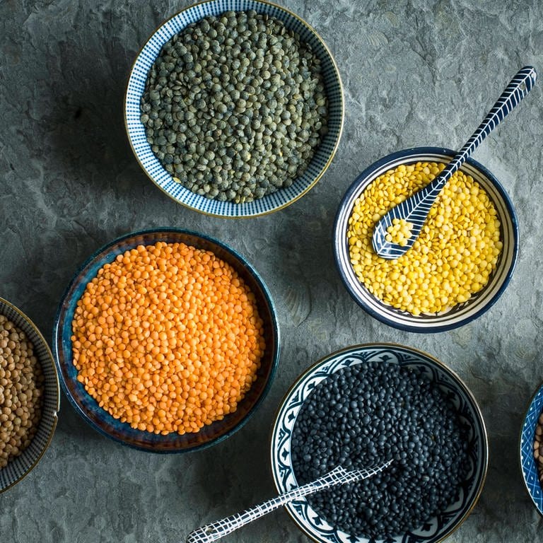 Linse Bowls of colorful lentils Symbolfoto