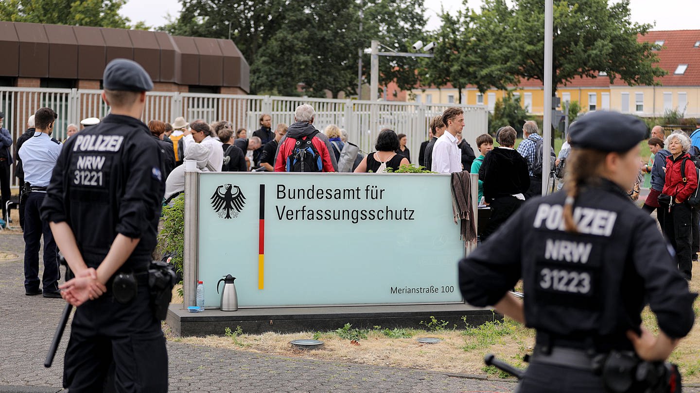 Vor dem Bundesamt für Verfassungsschutz in Köln stehen Demonstranten und Polizisten (Foto: dpa Bildfunk, picture alliance/dpa | Oliver Berg)