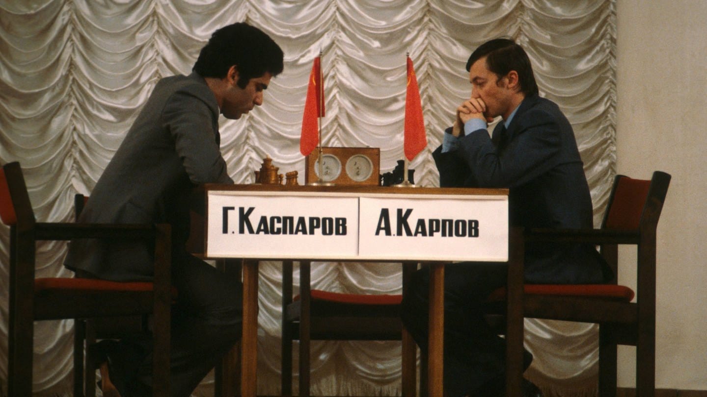 Garri Kasparov (li.) gegen Anatoli Karpov (beide UdSSR) (Foto: IMAGO, IMAGO / Golovanov + Kivrin)