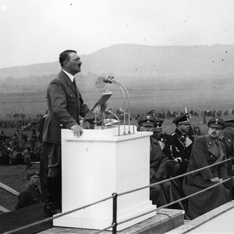 Hitler bei einer Rede (Foto: picture-alliance / Reportdienste, picture-alliance / akg-images | akg-images)