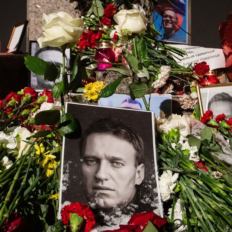 Nawalny-Gedenken an Denkmal in St. Petersburg (Foto: dpa Bildfunk, picture alliance/dpa/SOPA Images via ZUMA Press Wire | Artem Priakhin)