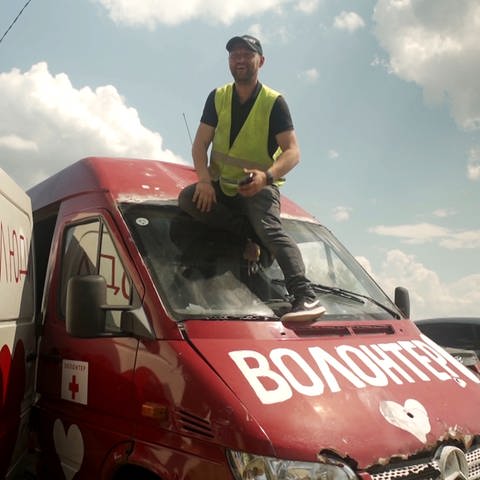 10 Jahre Krieg - Wie die Ukraine für ihre Freiheit kämpft | Mychajlo Puryschew hilft als Freiwiliiger - mit Minibussen fahren sie an heftig umkämpfte Orte der Ukraine, um den Menschen dort zu helfen.