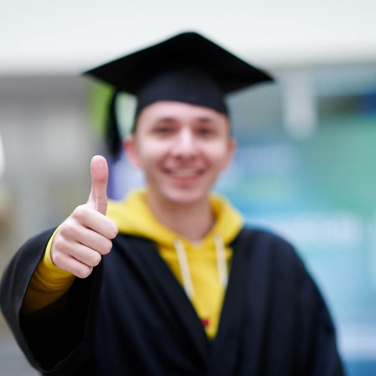 Porträt eines glücklichen Mannes an seinem Abschlusstag an der Universität.