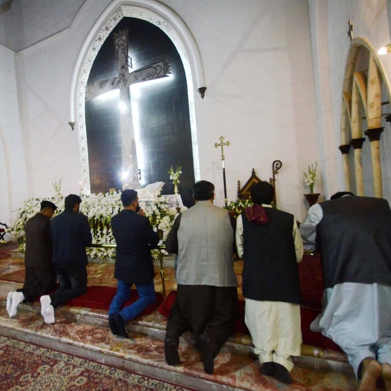 Christen treffen sich zu einer Messe in der  St. John's Cathedral Church in Pershawar, Pakistan (Foto: IMAGO, IMAGO I ZUMA Wire)