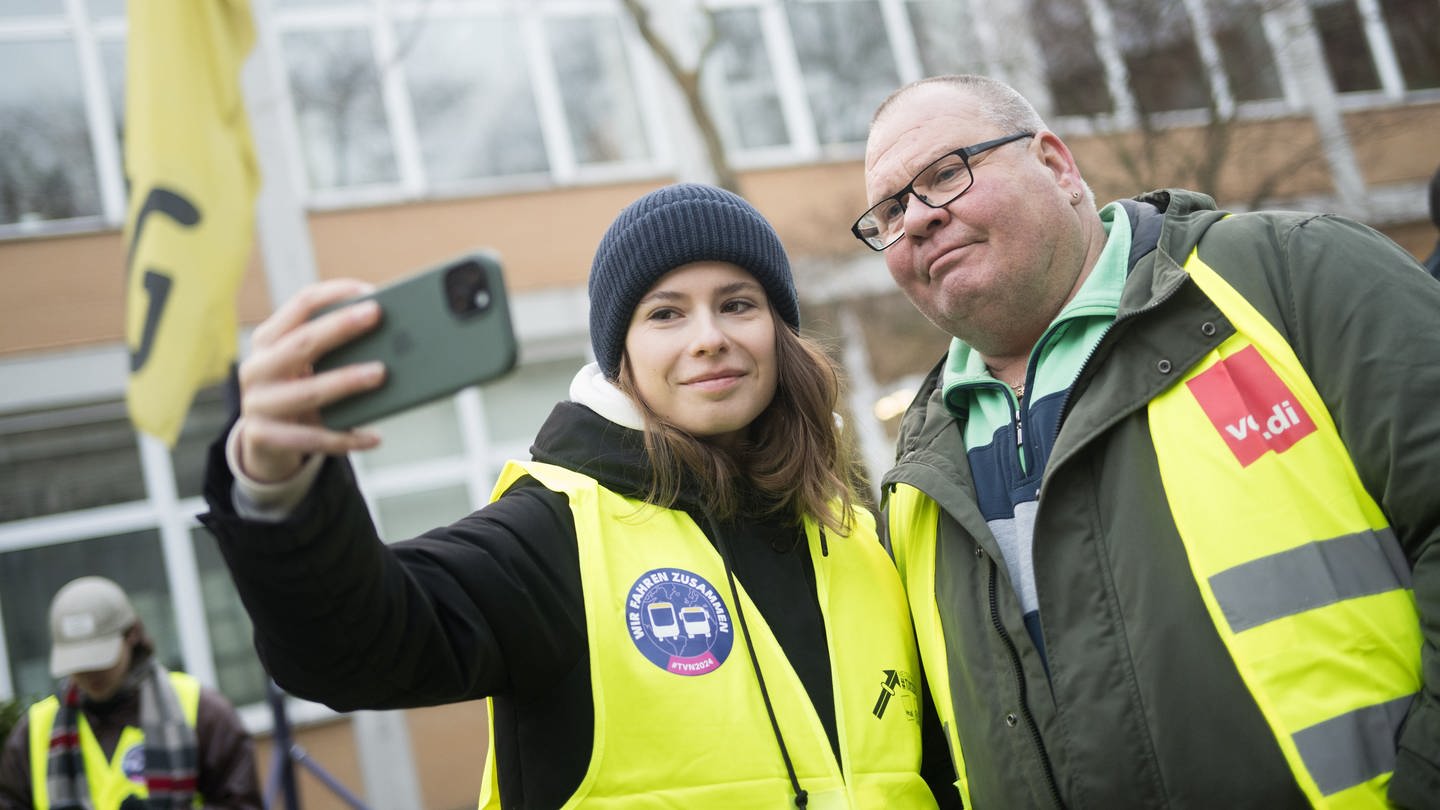 Luisa Neubauer, Aktivistin von Fridays for Future, macht am BVG–Busdepot Cicerostraße mit Streikleiter Lothar ein Selfie. (Foto: dpa Bildfunk, picture alliance/dpa | Sebastian Gollnow)