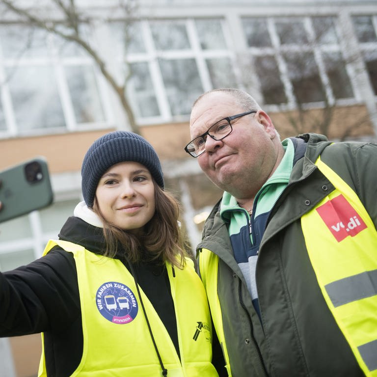 Luisa Neubauer, Aktivistin von Fridays for Future, macht am BVG–Busdepot Cicerostraße mit Streikleiter Lothar ein Selfie.