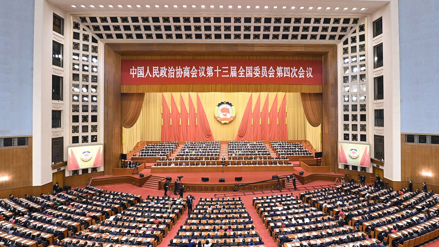 Blick auf die große Bühne des Volkskongresses in China. (Foto: dpa Bildfunk, picture alliance/dpa/XinHua | Li Xiang)