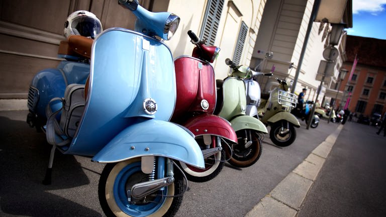 Bunte italienische Vintage-Roller und Vespas (Foto: IMAGO, IMAGO / Pond5 Images)