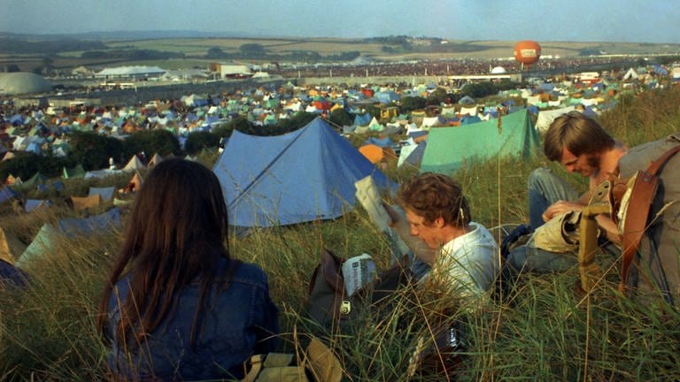 Isle-of-Wight-Festival 1970. Besucher des Festivals auf einem großen Feld (Foto: dpa Bildfunk, Peter Kemp)