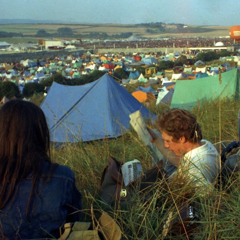 Isle-of-Wight-Festival 1970. Besucher des Festivals auf einem großen Feld (Foto: dpa Bildfunk, Peter Kemp)