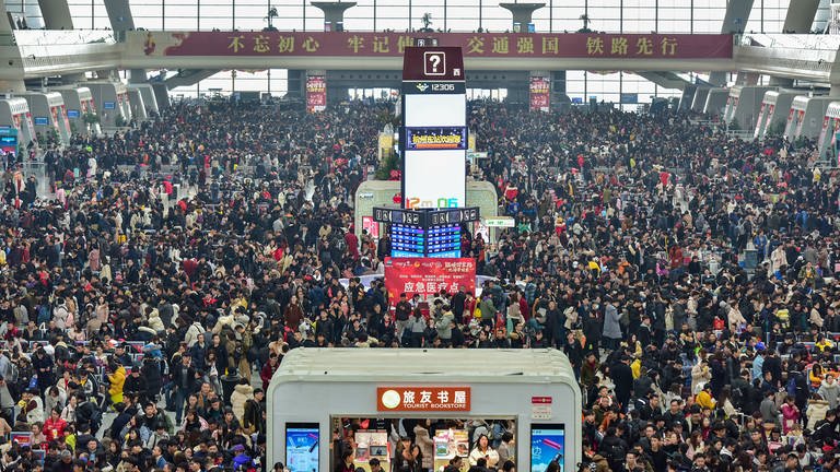 Chunyun (China) – größte Massenmigration der Welt - hier auf einem chinesischen Bahnhof (Foto: dpa Bildfunk, Xu Hui)