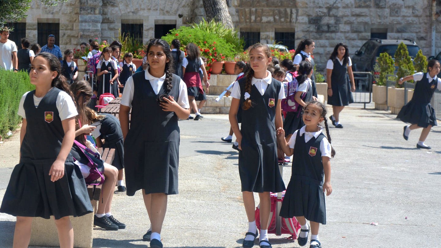 Mayar (Mitte) vor ihrer Schule in Jerusalem (Foto: SWR, Martina Sabra)