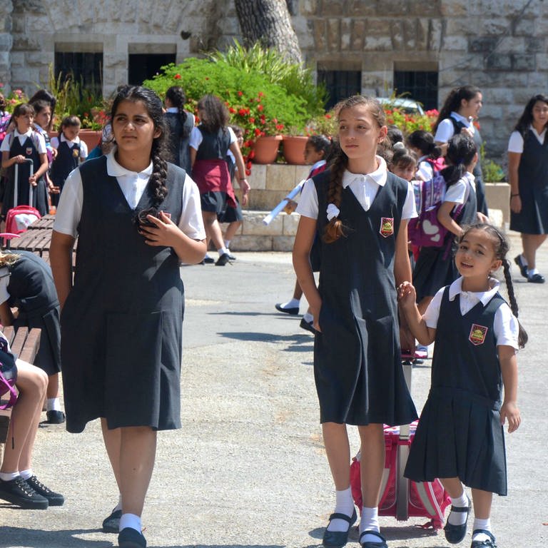 Mayar (Mitte) vor ihrer Schule in Jerusalem (Foto: SWR, Martina Sabra)