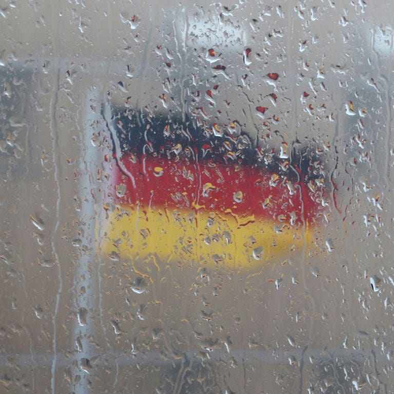 Eine Deutschlandfahne flatterte 2018 zum Tag der Deutschen Einheit auf dem regnerischen Brocken (Foto: picture-alliance / Reportdienste, picture alliance/Foto: Matthias Bein/dpa-Zentralbild/ZB )