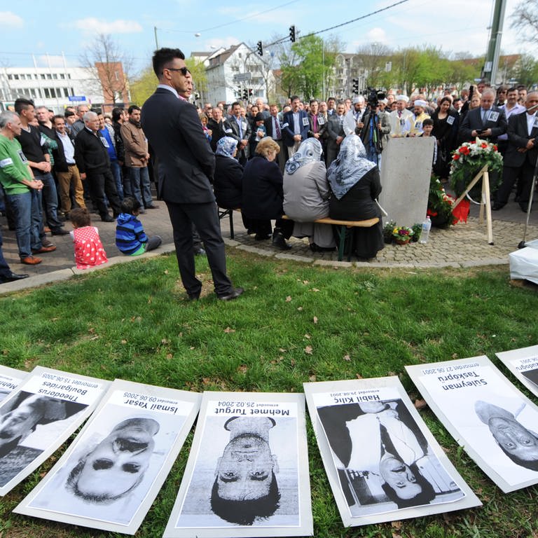 Die Porträts der Opfer der rechten Terrorgruppe NSU liegen  auf einer Gedenkveranstaltung für Halit Yozgatin in Kassel. Halit war das mutmaßlich letzte Opfer der Terrorgruppe NSU.  (Foto: dpa Bildfunk, Uwe Zucchi /dpa)