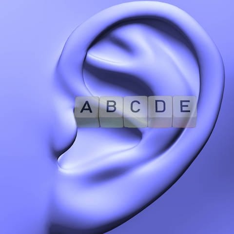 Collage: Buchstabenwürfel  Menschliches Ohr, 3D Illustration 