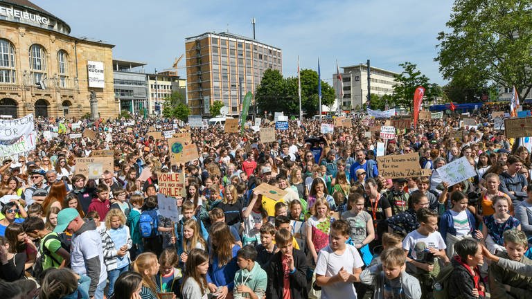 Fridays For Future in Freiburg im Mai 2019. Mehr als 8000 junge, aber auch ältere Menschen nahmen an der Demonstration gegen Erderwärmung und Klimawandel teil. (Foto: IMAGO, Winfried Rothermel)