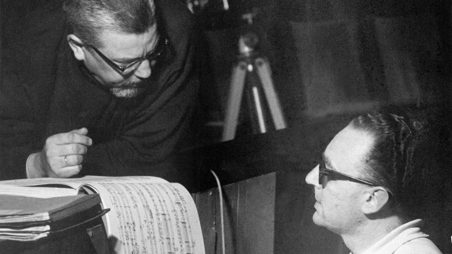 Der Komponist Bernd Alois Zimmermann unterhält sich mit dem Dirigenten Michael Gielen (Foto: picture-alliance / Reportdienste, Otto Noecker)